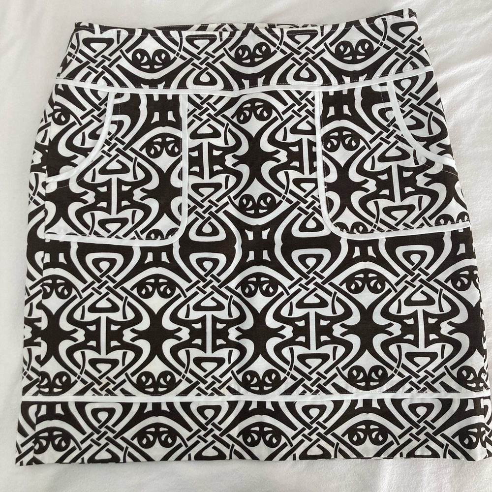 A nice weight of 100% makes up this beautiful unique print skirt with pockets
